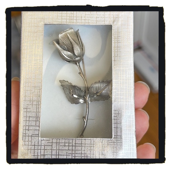 💕Beautiful Vintage Silvertone Giovanni Rose Brooch💕 - Picture 7 of 7